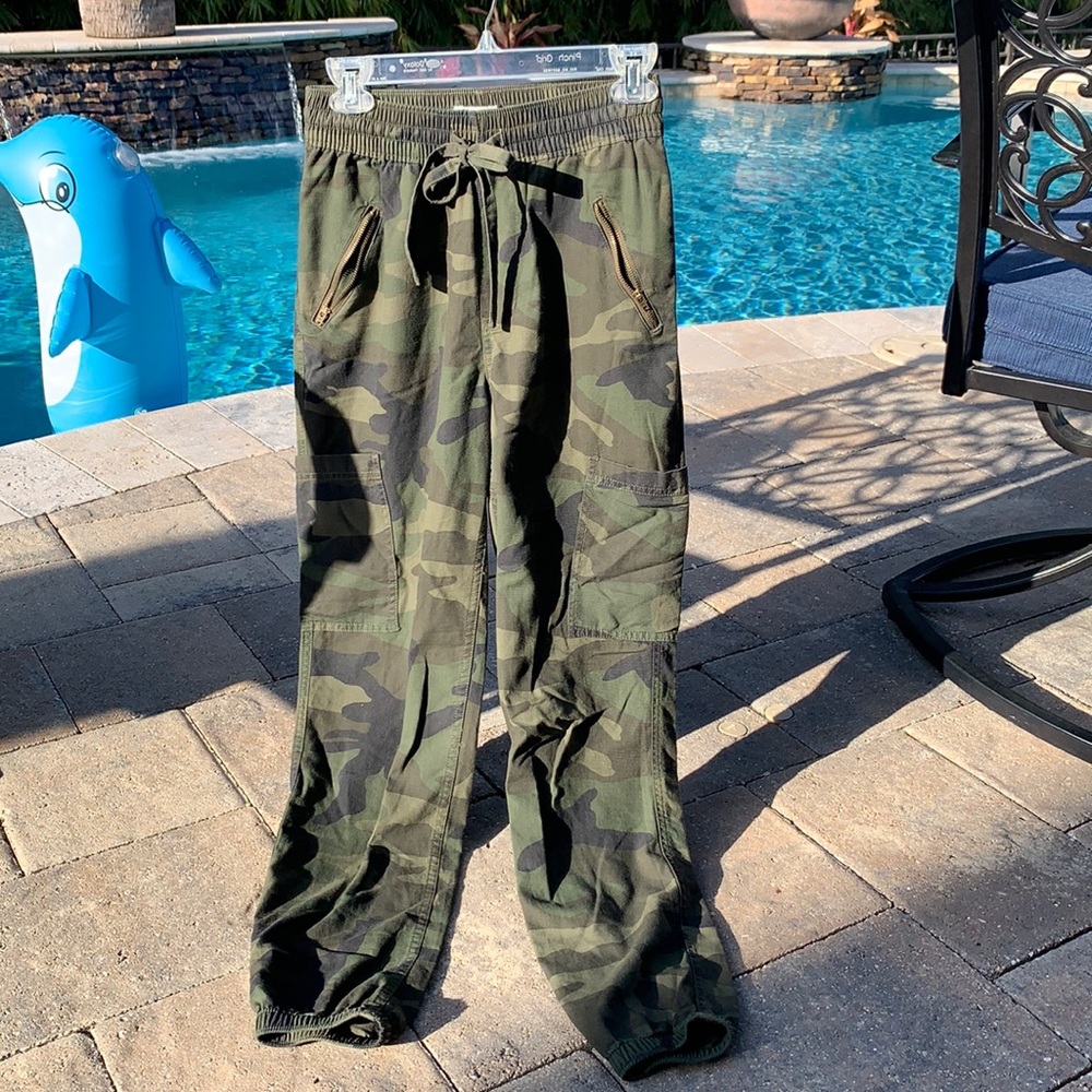 Hollister camo pants size xs.